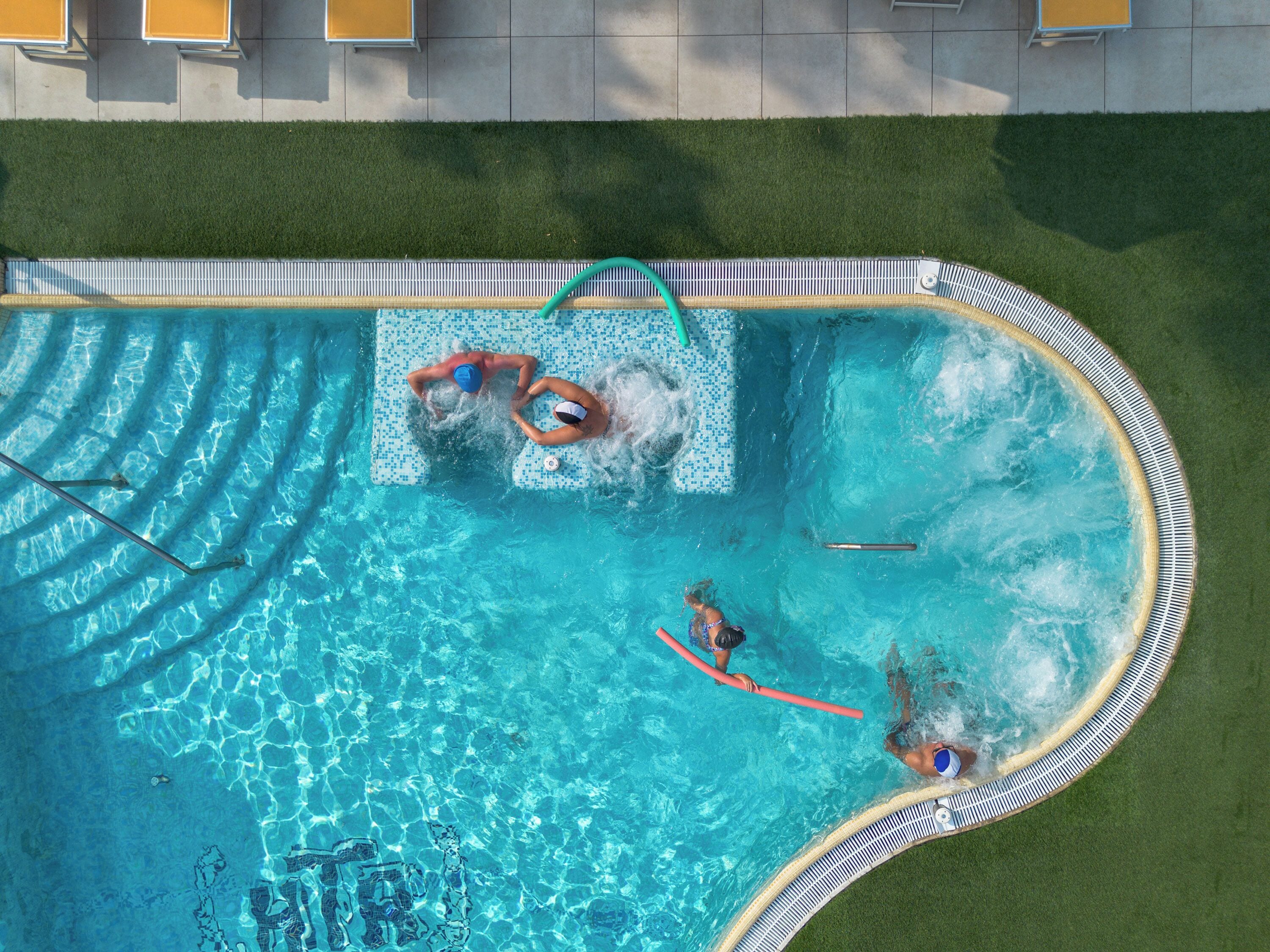 Piscina interna, 2 piscinas externas, guarda-sóis, espreguiçadeiras