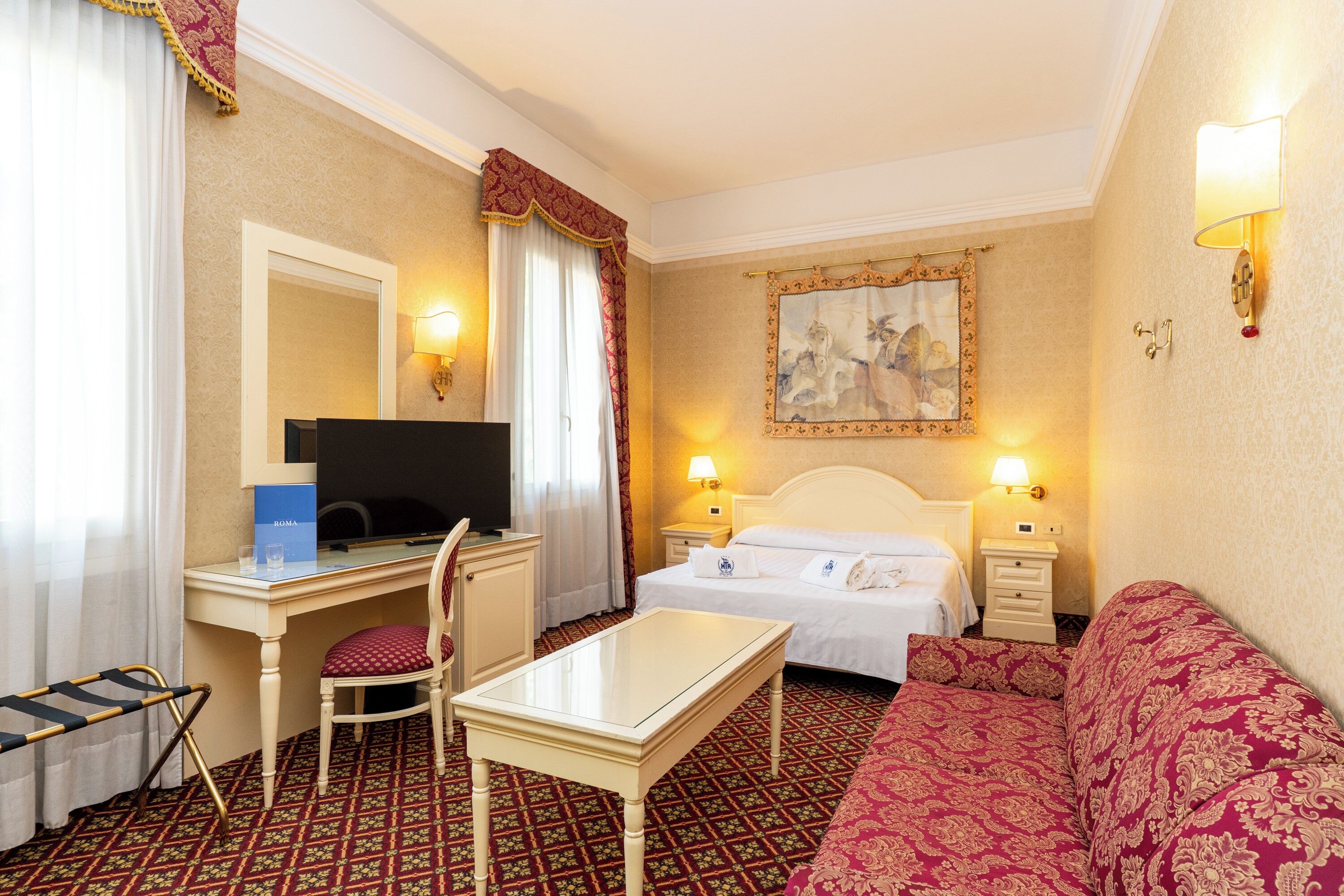 Suite monolocale Junior | Copriletto in piuma, minibar, una cassaforte in camera, una scrivania