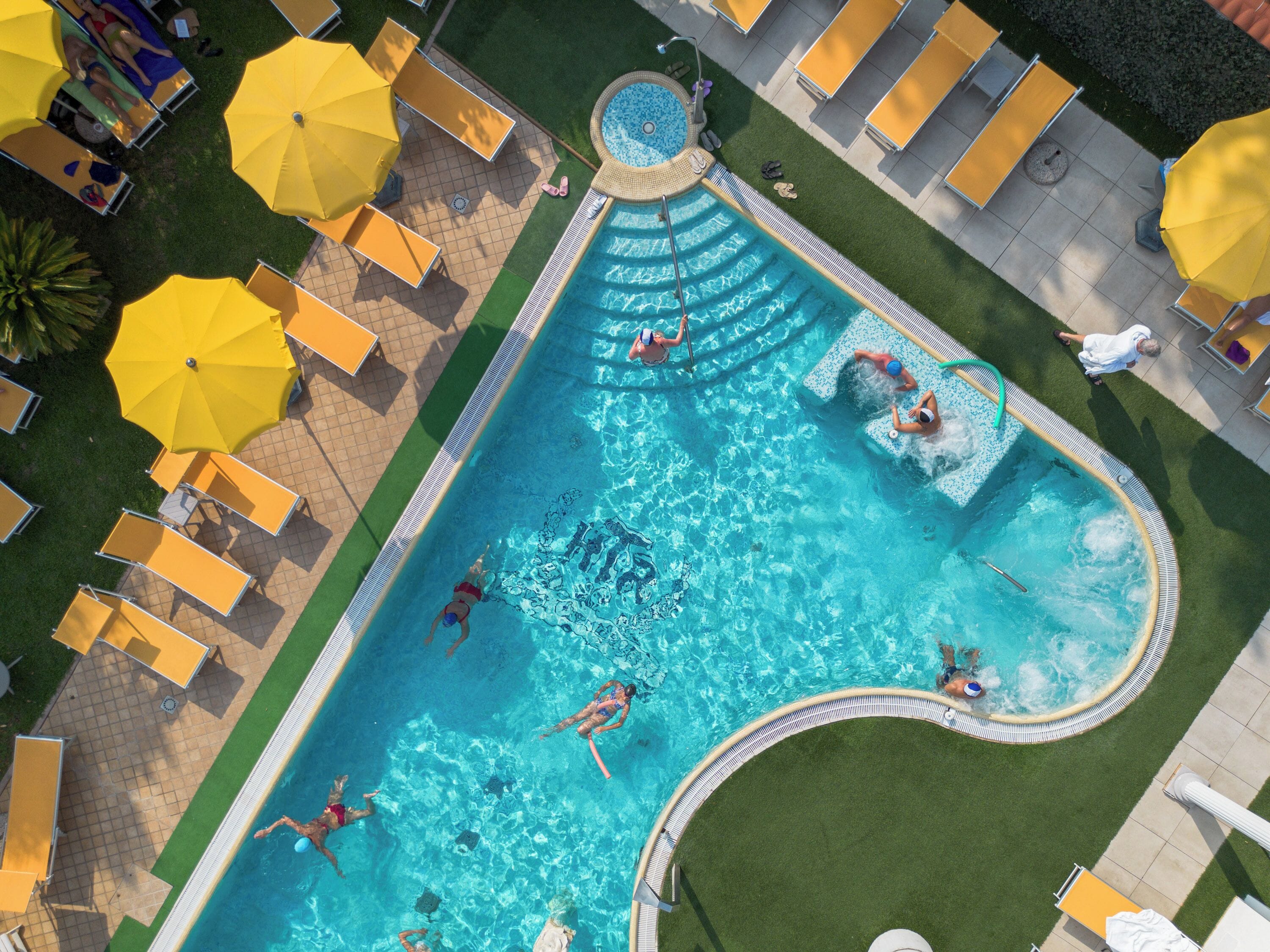 Innenpool, 2 Außenpools, Sonnenschirme, Liegestühle