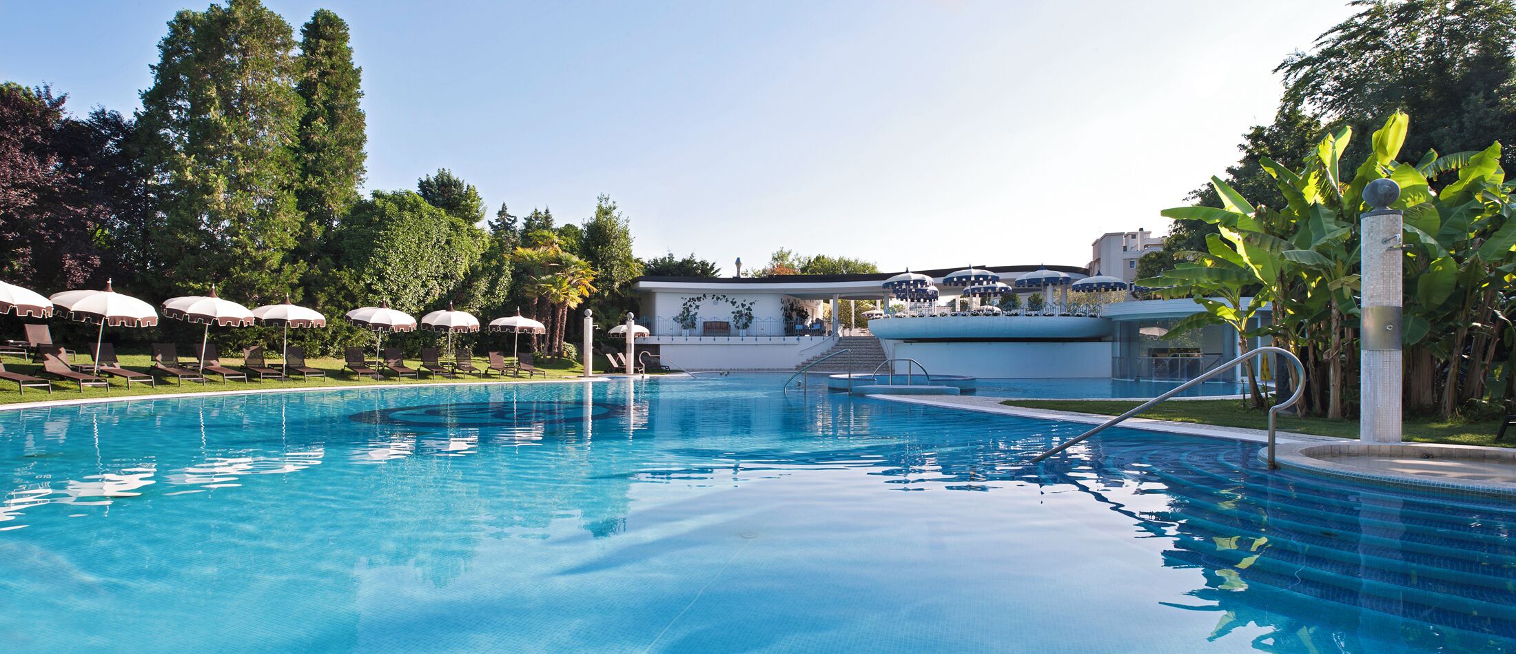 2 inomhuspooler, 4 utomhuspooler, parasoller och solstolar