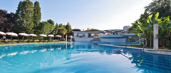2 indoor pools, 4 outdoor pools, pool umbrellas, pool loungers
