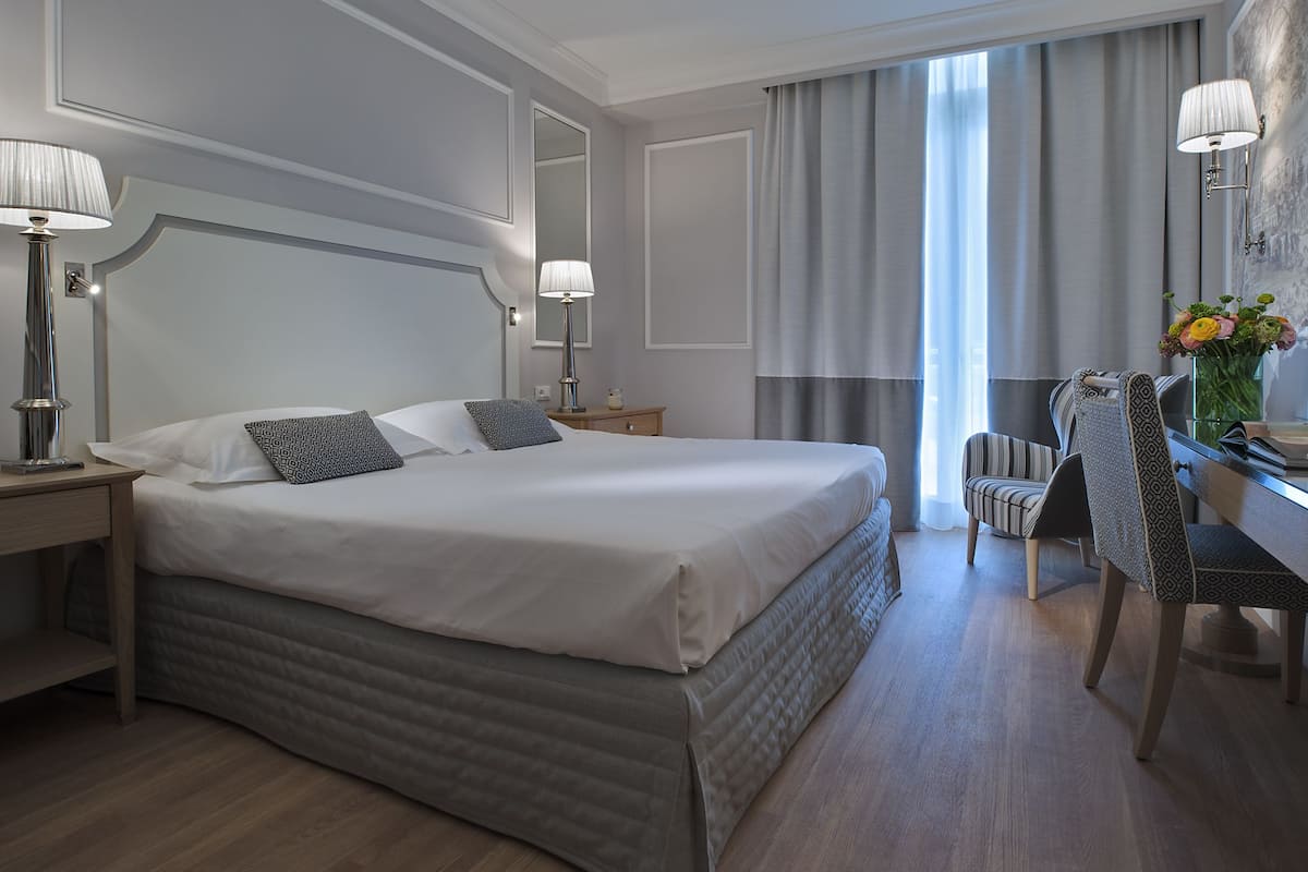 Standard Room | Minibar, in-room safe, desk, blackout curtains