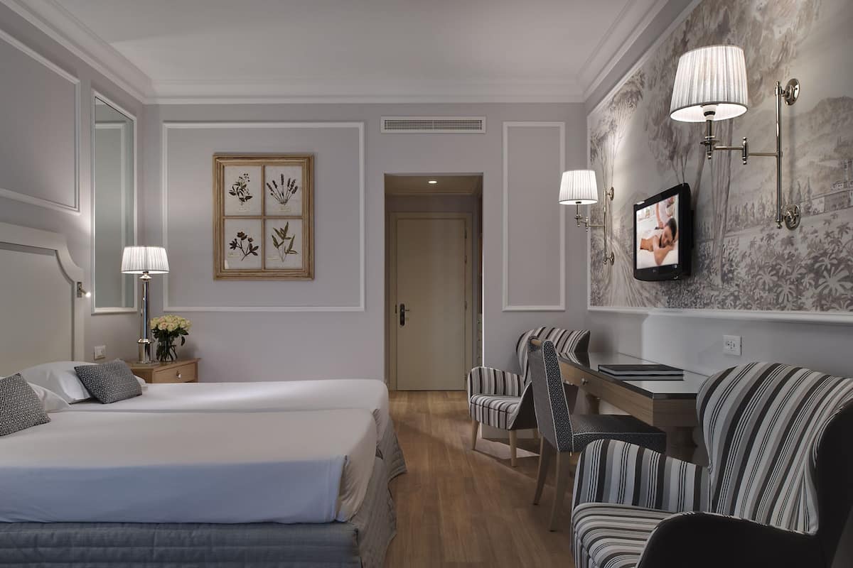 Standard Twin Room | Minibar, in-room safe, desk, blackout drapes