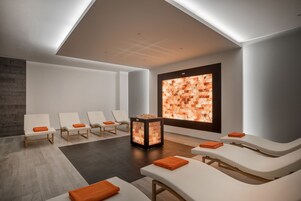 Salas de tratamiento para parejas, un sauna, una bañera de hidromasaje