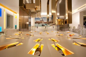 Se sirven desayunos y almuerzos; cocina italiana; junto a la piscina