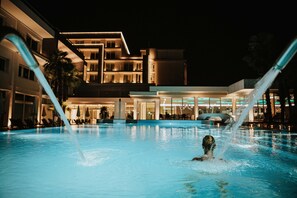 2 hồ bơi trong nhà, hồ bơi ngoài trời, ghế dài tắm nắng 