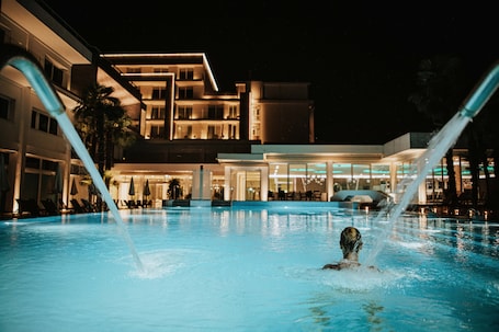 2 indoor pools, outdoor pool, sun loungers