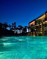 2 piscinas techadas, una piscina al aire libre