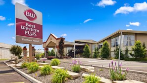 Front of property - Best Western Plus Durham Hotel & Conference Centre (Oshawa)