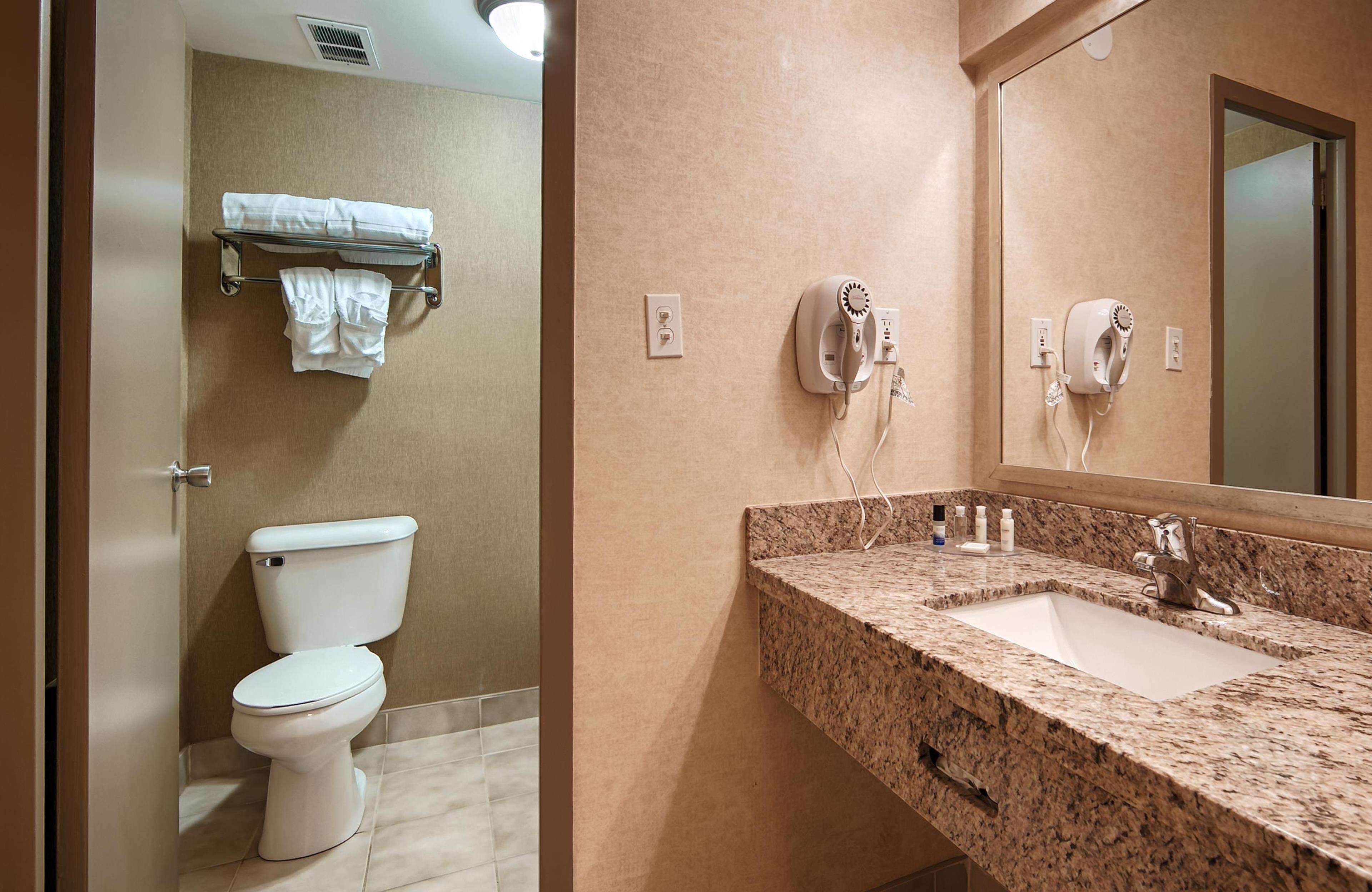 Combined shower/bathtub, free toiletries, hair dryer, towels