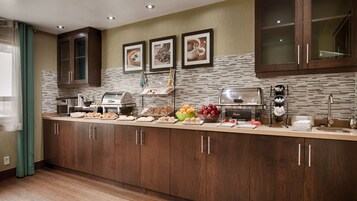 Café da manhã com buffet grátis todos os dias