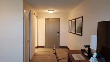 Skrivebord, strykejern/-brett og barnesenger (inkludert)