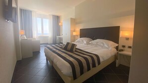 A hotel room with a large bed, a desk, and a chair. - Best Western Hotel Acqua Novella (Spotorno)