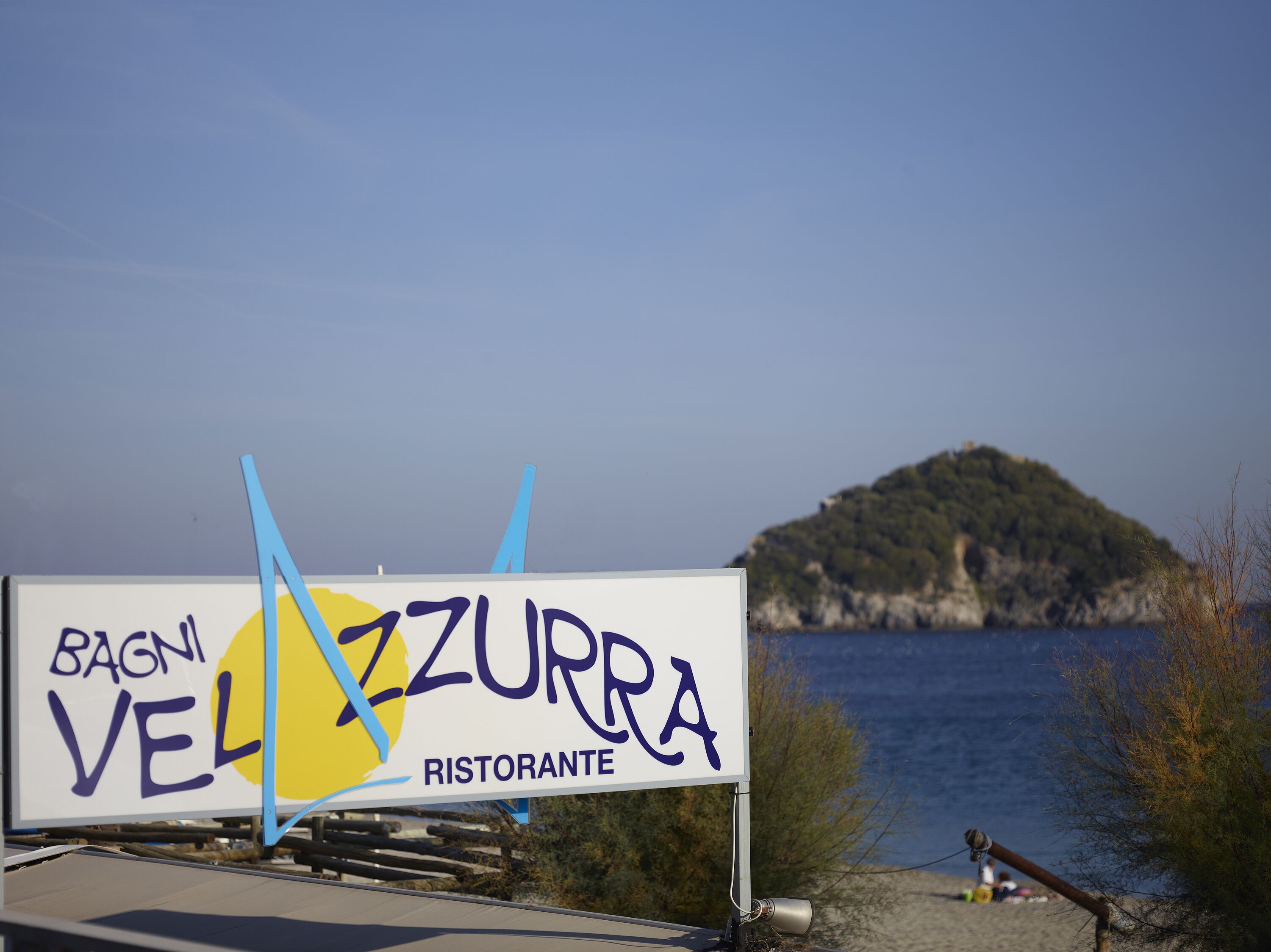 beach nearby, beach cabanas, sun-loungers, beach umbrellas