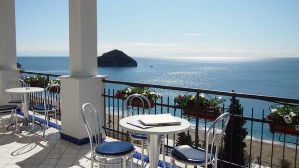 A terrace with tables and chairs, overlooking a beach and the sea. - Best Western Hotel Acqua Novella (Spotorno)