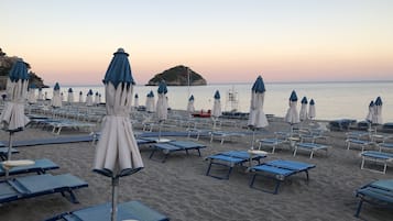 Plage à proximité, cabines (en supplément), chaises longues, parasols