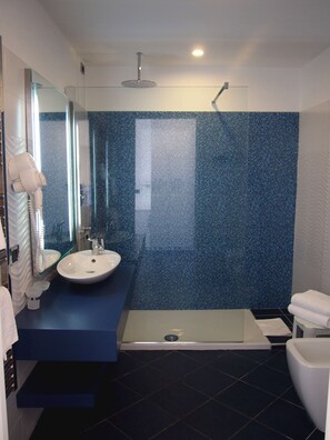 Regadera, amenidades de baño gratuitas, secadora de cabello, bidet 