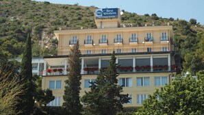 A multi-story hotel with balconies and a sign indicating it is the "Best Western Hotel Acqua Neveva." - Best Western Hotel Acqua Novella (Spotorno)