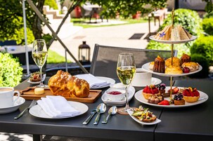2 restaurantes; se sirve almuerzo y cena