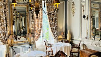 2 restaurants, lunch served