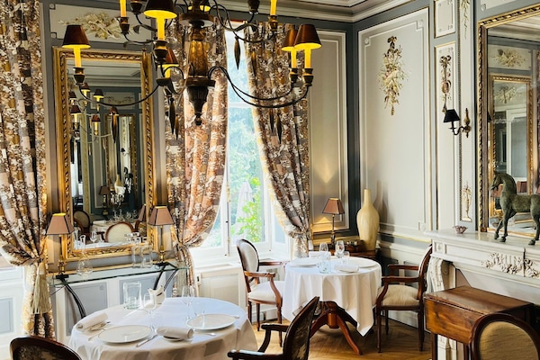 2 restaurantes, se sirve almuerzo