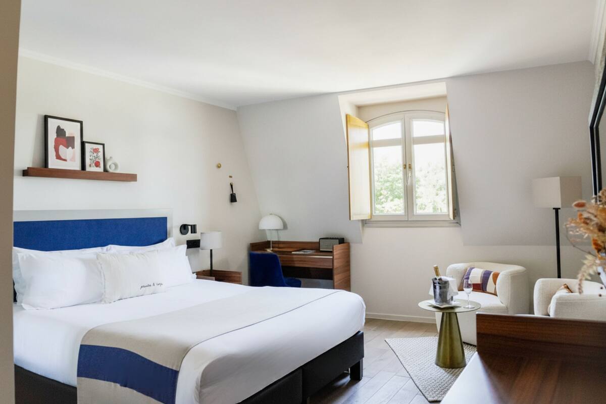 Ropa de cama de alta calidad y minibar 