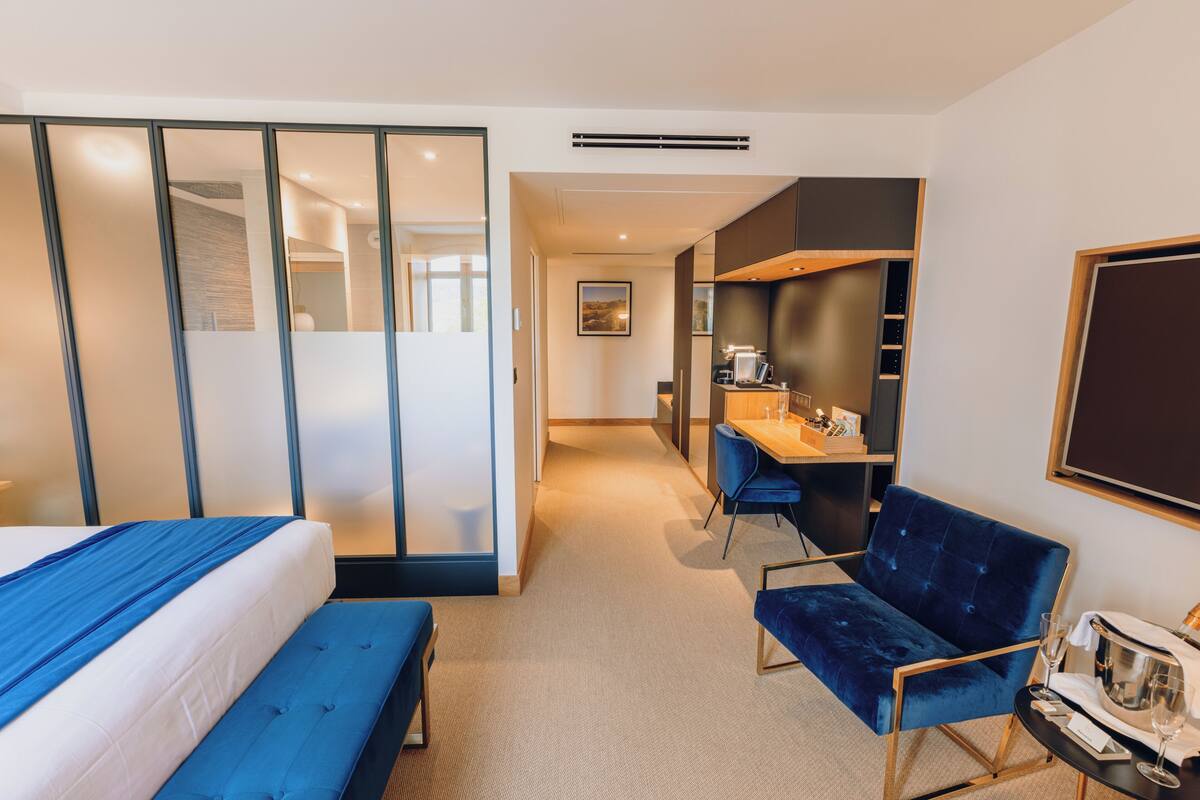 Ropa de cama de alta calidad y minibar 