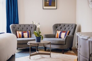 Deluxe Room | Premium bedding, minibar, in-room safe, individually decorated - Cèdre Beaune, A Beauvallon Hotel & Spa (Beaune)