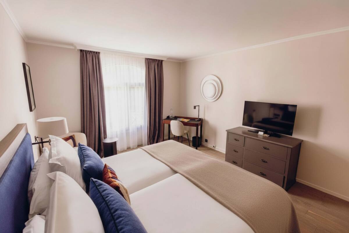 Ropa de cama de alta calidad y minibar 