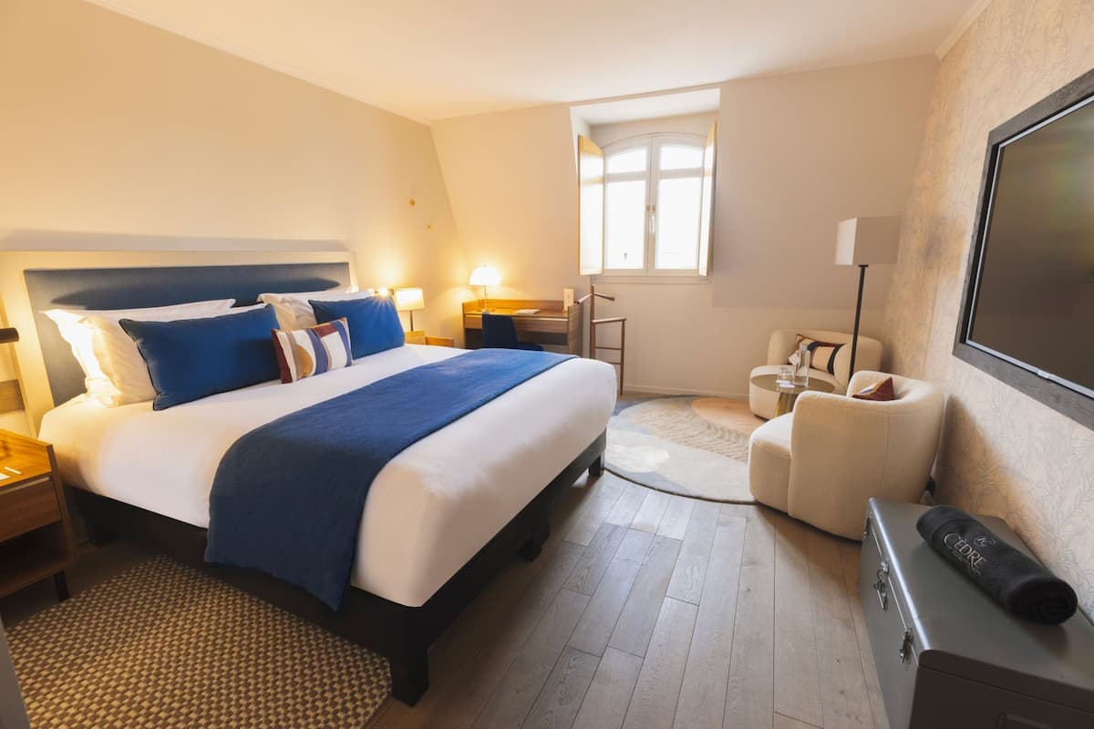 Cèdre Signature | Premium bedding, minibar, in-room safe, individually decorated