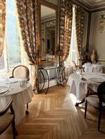 2 restaurants, lunch served