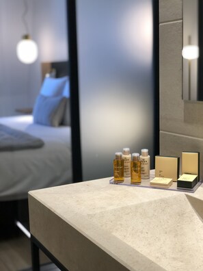 Junior Suite Albert | Bathroom amenities | Designer toiletries, hair dryer, bathrobes, slippers