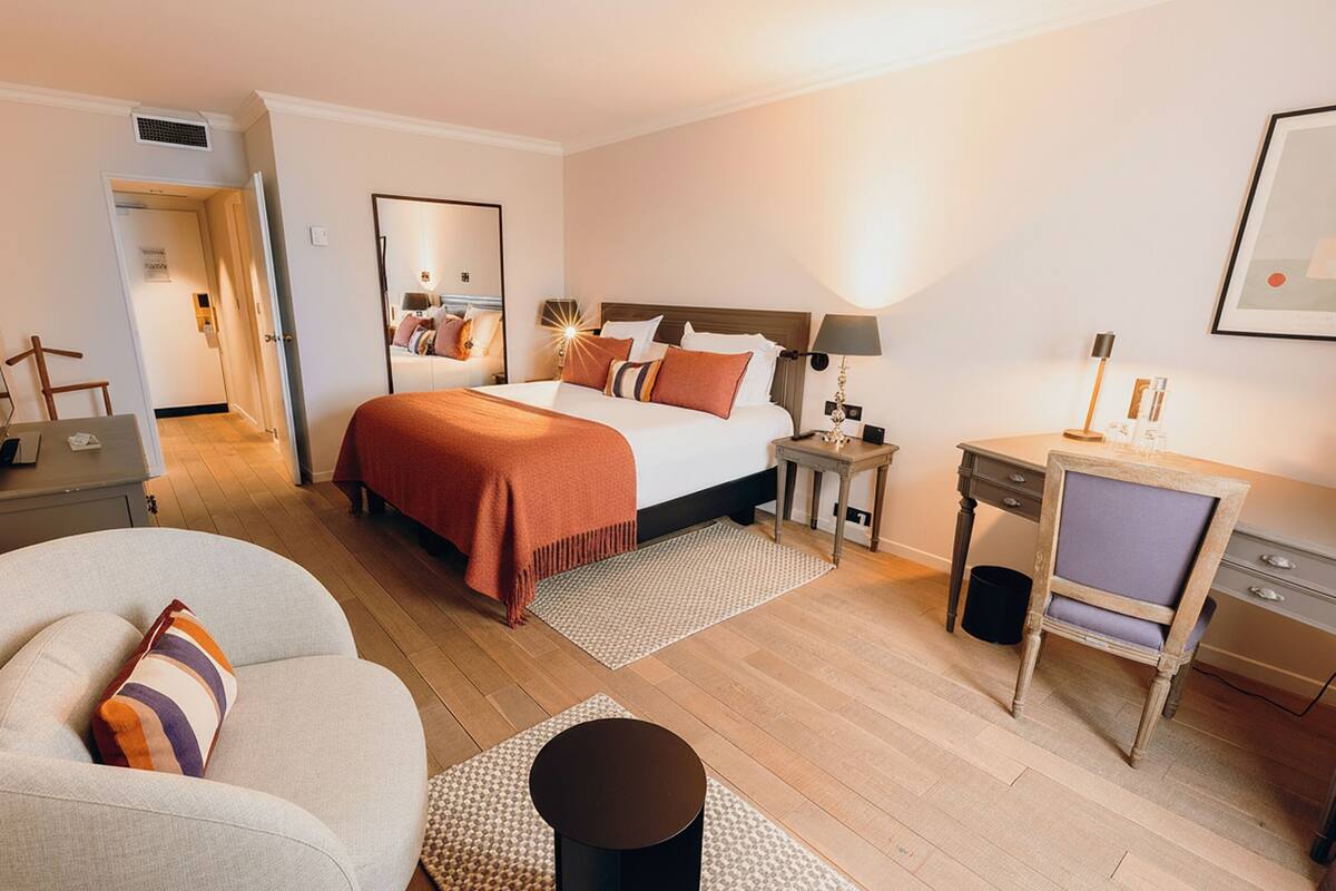 Ropa de cama de alta calidad y minibar 