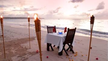Serviço de café da manhã, almoço, jantar; vistas para a piscina