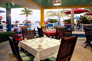 Breakfast, lunch, dinner served; international cuisine, pool views  - Negril Palms (Negril)