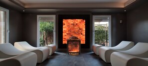 Een sauna, een stoombad, warm/mineraalwaterbronnen, een Turks bad/hammam