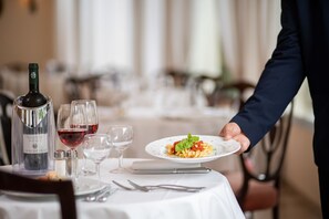 Déjeuner et dîner servis sur place