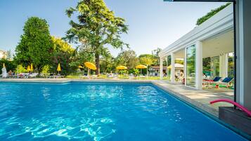 Kolam renang indoor dan 3 kolam renang outdoor