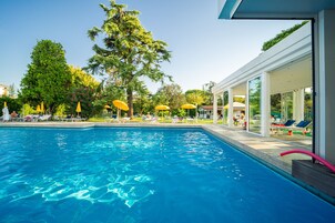 Una piscina techada, 3 piscinas al aire libre, sombrillas