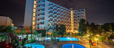 Una piscina techada, 3 piscinas al aire libre, sombrillas