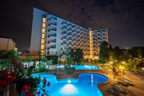 Una piscina cubierta, 3 piscinas al aire libre, sombrillas, tumbonas