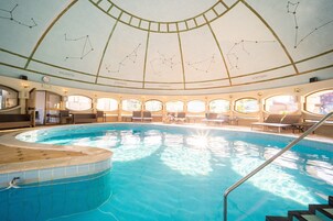 Una piscina techada, 3 piscinas al aire libre, sombrillas