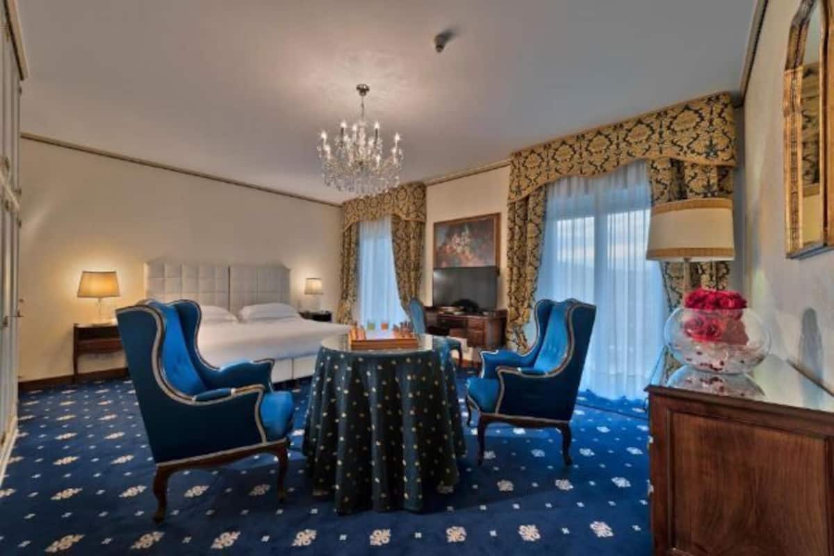 Premium bedding, down comforters, minibar, in-room safe