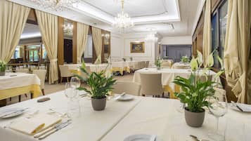 2 Restaurants, Mittagessen, Abendessen, internationale Küche