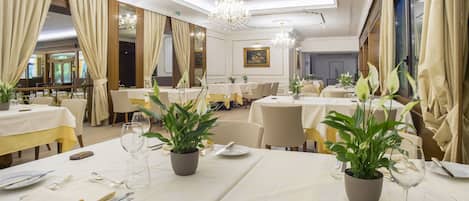 2 restaurants, lunch, dinner served; international cuisine