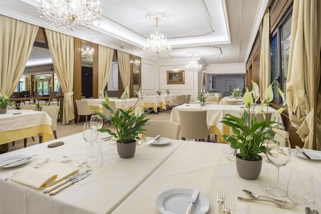 2 restaurants, lunch, dinner served; international cuisine
