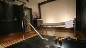 Salas de tratamiento para parejas, un sauna, una bañera de hidromasaje