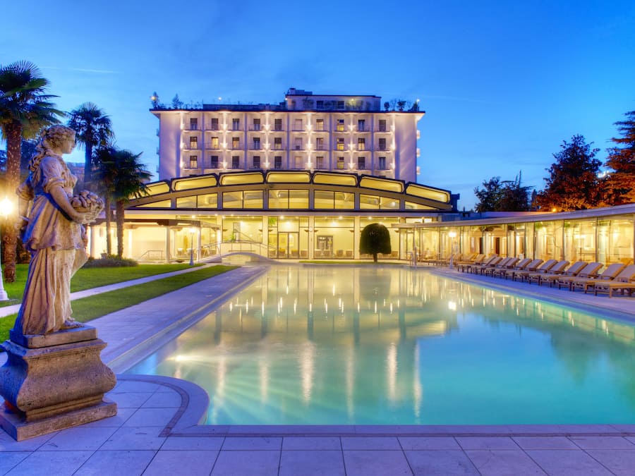 2 piscines couvertes, piscine extérieure, parasols de plage