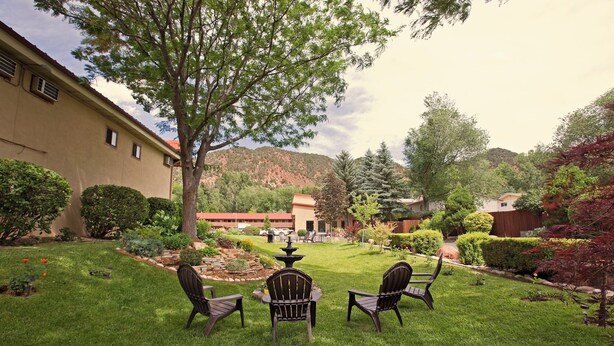 Garden - Glenwood Springs Cedar Lodge (Glenwood Springs)