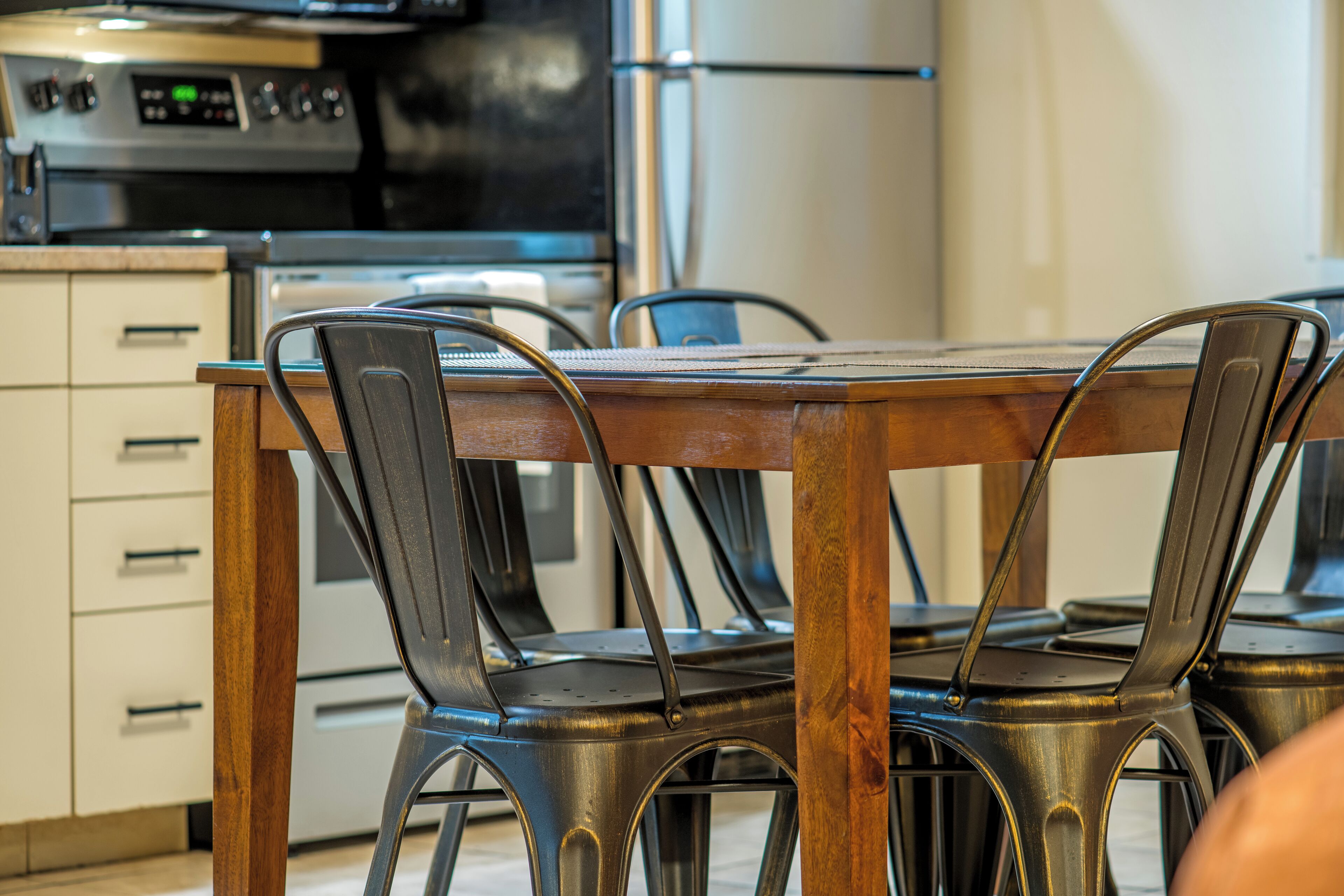 Suite Deluxe, varias camas, cocina | Cocina privada | Frigorífico, microondas y cafetera o tetera